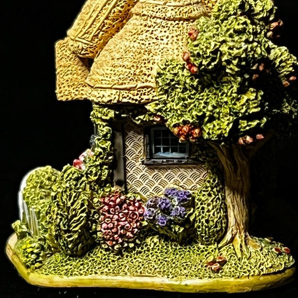 Lilliput Lane | The Tooth Fairy | England Collection - Picture 6 of 16